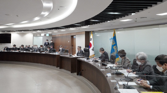 지난 22일 문재인 대통령이 국가안전보장회의 및 대외경제안보전략회의 연석회의를 주재하는 모습. 청와대 제공.